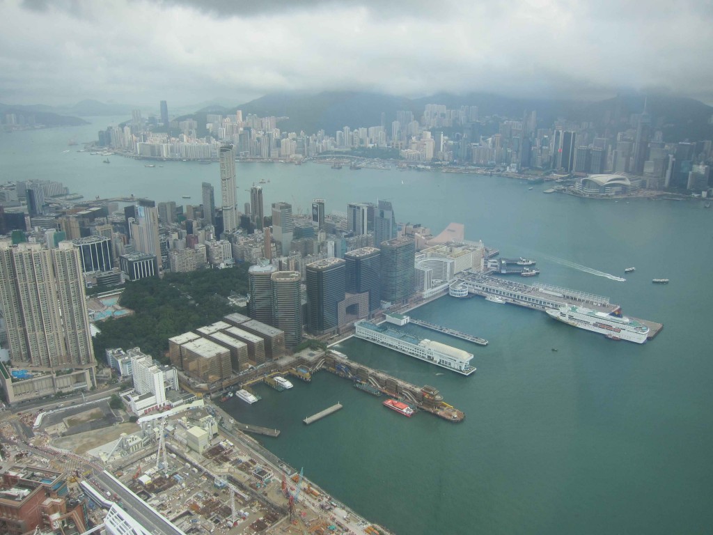 Victoria Harbor (Hong Kong), vu du sommet de l’International Commerce Center (Boquet 2013)