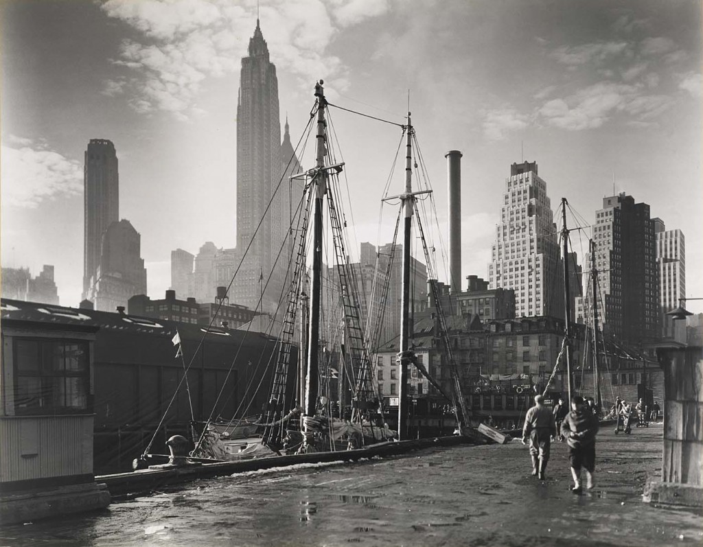 Vue de Manhattan depuis le Fulton Street Dock (Abbott, 1935 © Museum of the City of New York)