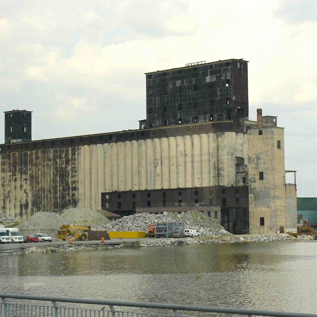 Les friches industrielles se sont multipliées le long de l’East River depuis les années 1980 (Gras, 2011)