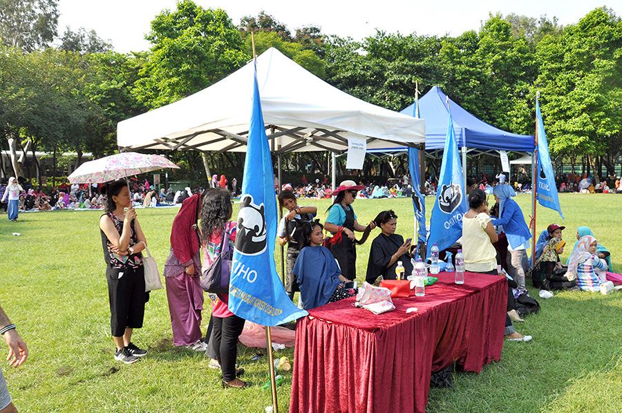 Victoria Park un dimanche. Stand de coiffure au sein de la communauté.