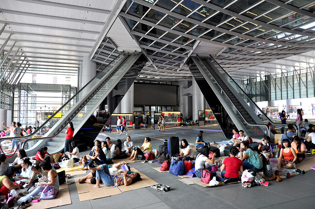 Atrium de la tour HSBC sur Queen's Road un dimanche. Les travailleurs domestiques s’installent sur un espace clairement délimité depuis le réaménagement de l’espace public pour rénovation à la suite du mouvement « Occupy ». 